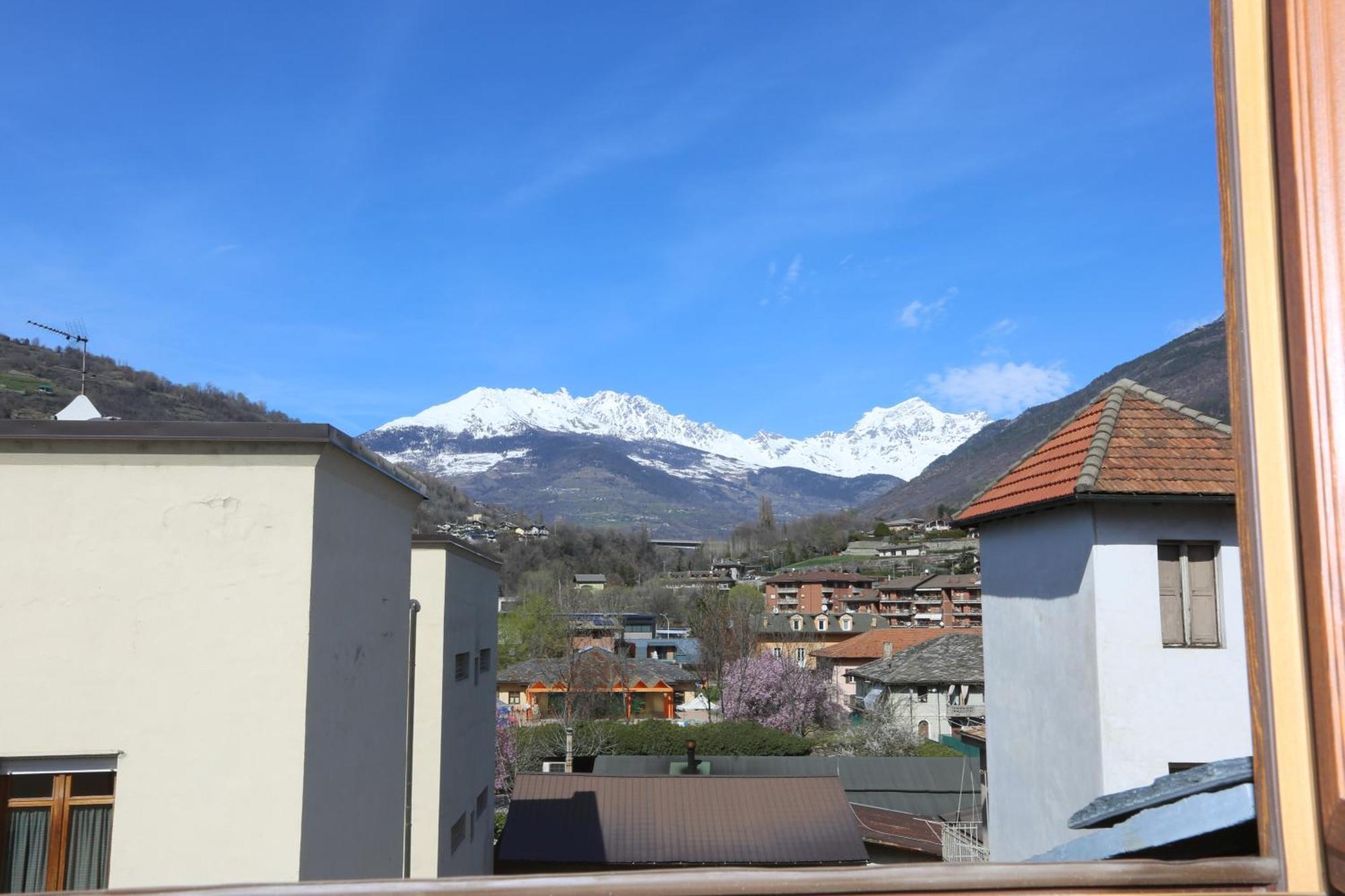 L'Abri En Ville - Parcheggio Privato A 100 Mt Ed Accesso Con Auto Nell'Area Pedonale Aosta Exterior photo